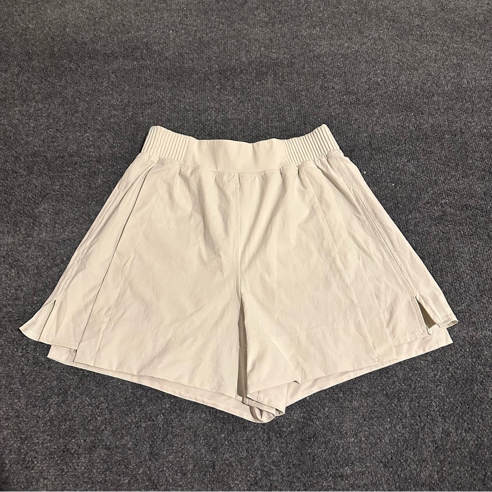 Lululemon Athletica Women's Cream Shorts Size XS High Waist Workout